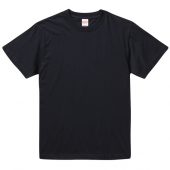 オリジナルプリントの黒いTシャツ